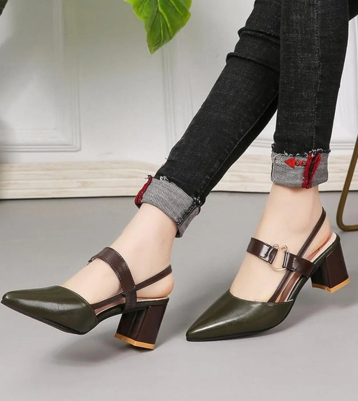 Sandali Hollow Sandali grossolani Décolleté con tacco alto Décolleté a punta con bocca bassa Tacchi alti femminili Scarpe da don