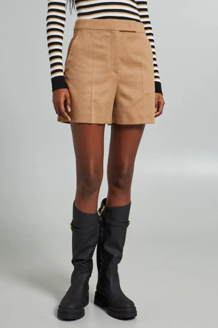 Shorts in cammello