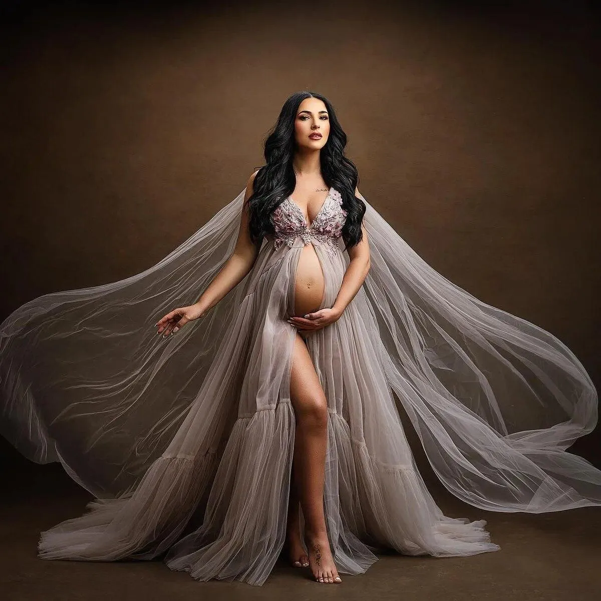 Splendidi abiti premaman in morbido tulle per la fotografia Abiti premaman lunghi aperti sul davanti con mantella lunga per il s