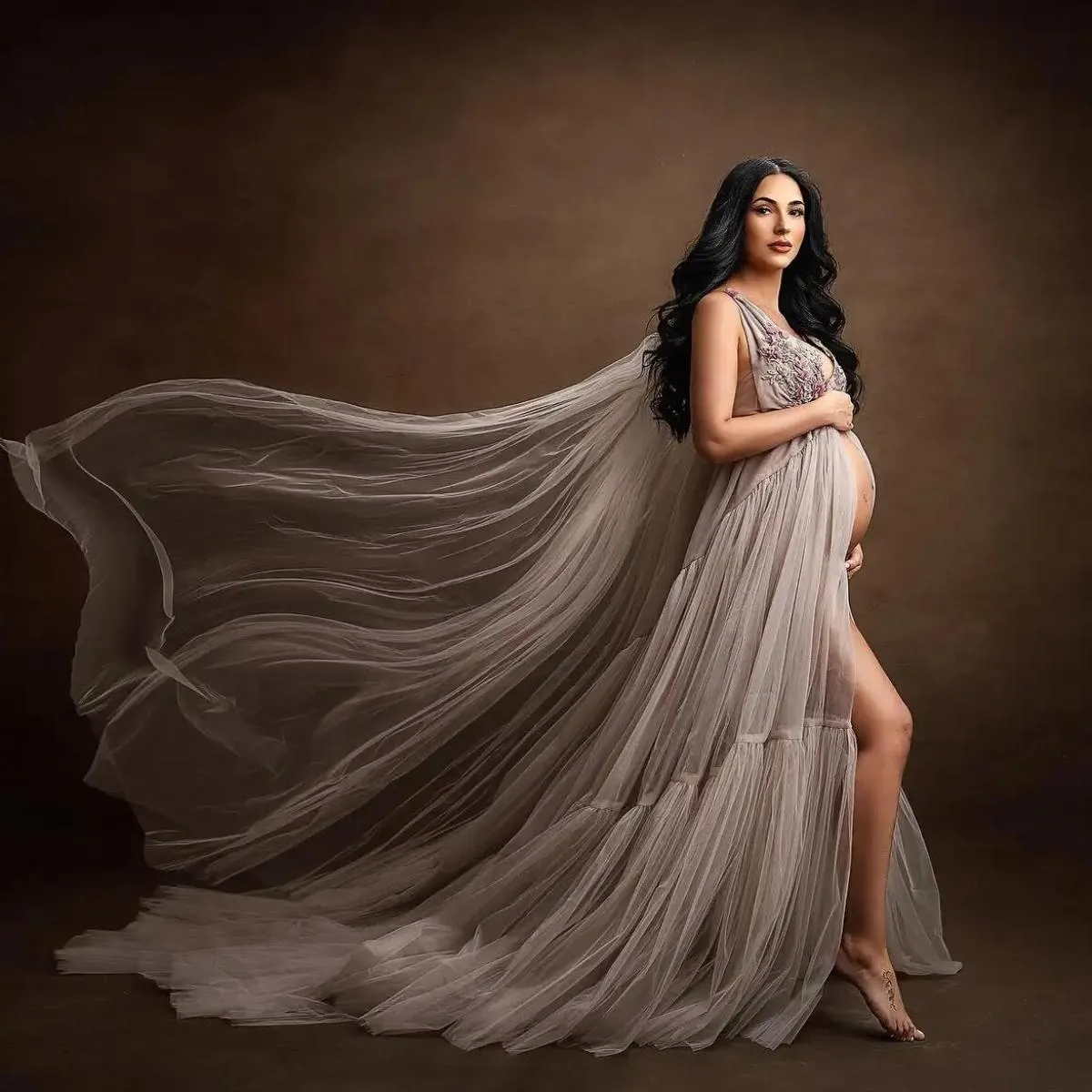 Splendidi abiti premaman in morbido tulle per la fotografia Abiti premaman lunghi aperti sul davanti con mantella lunga per il s