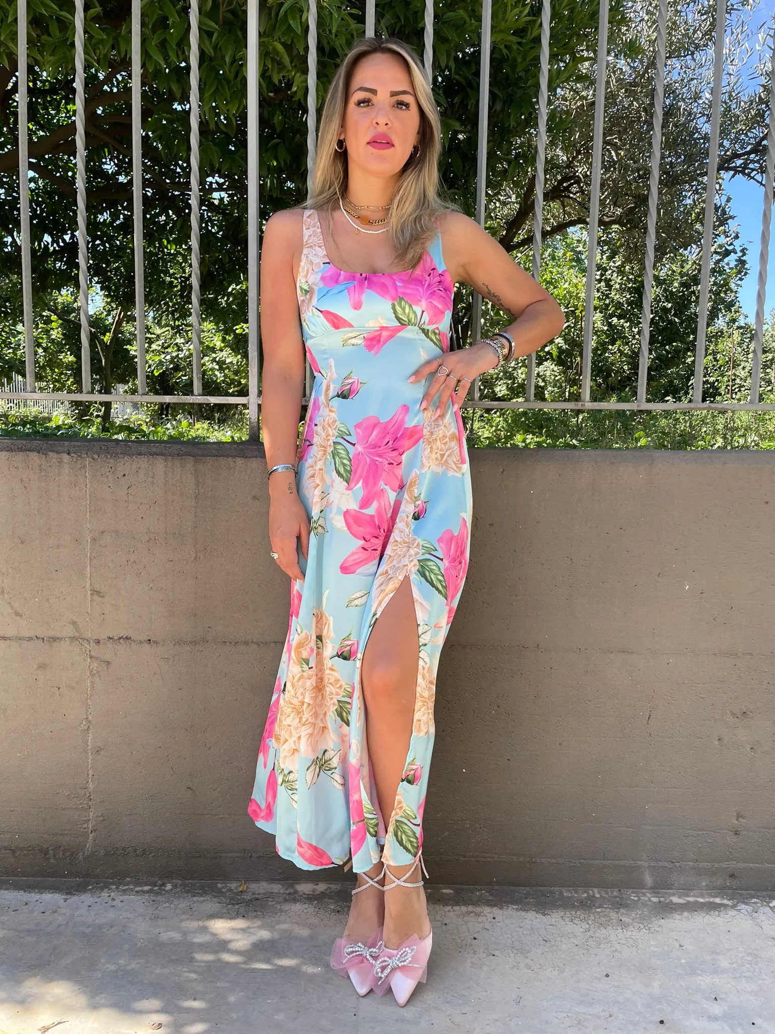 Vestito lungo a fiori con spacco