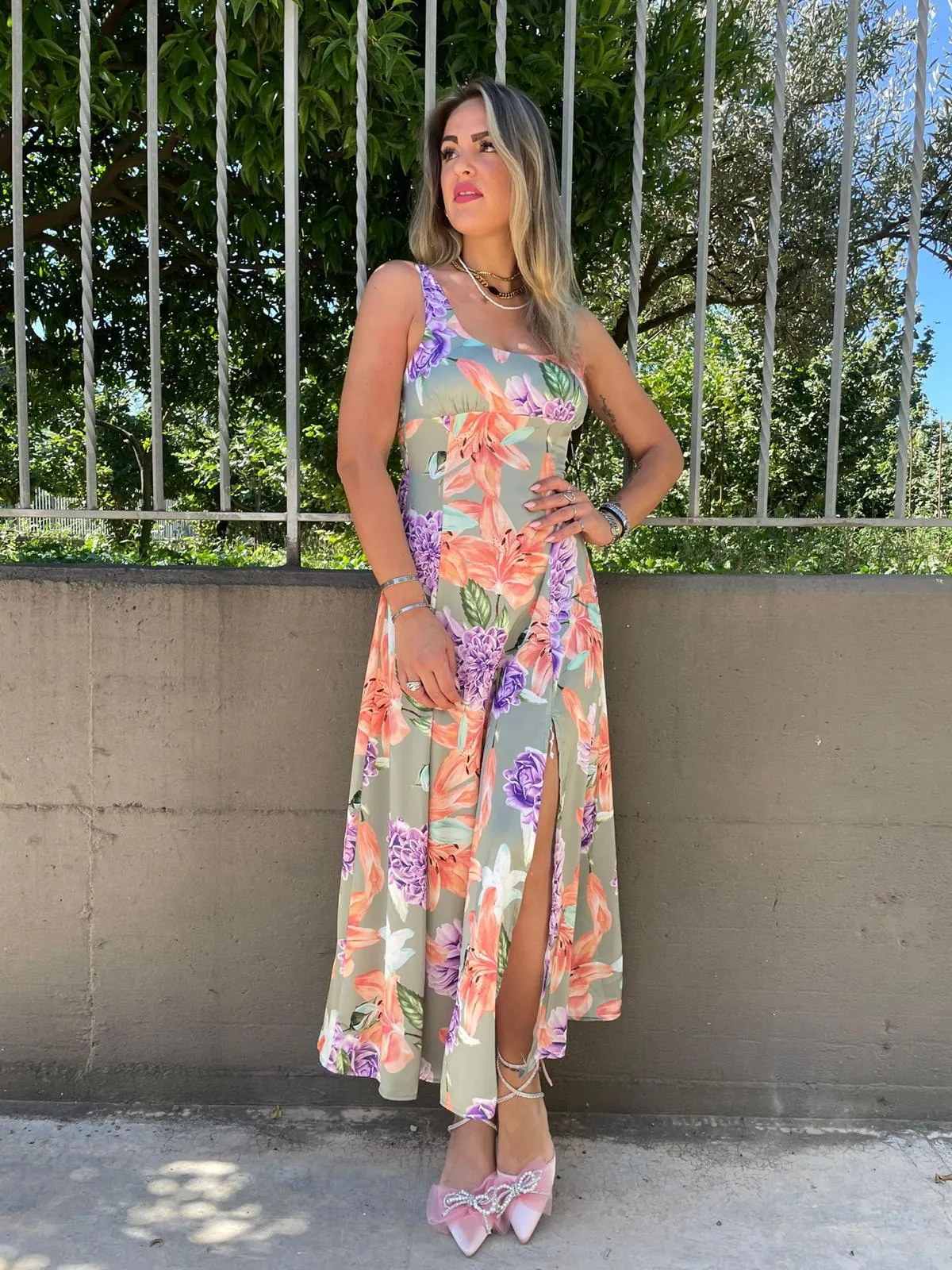 Vestito lungo a fiori con spacco
