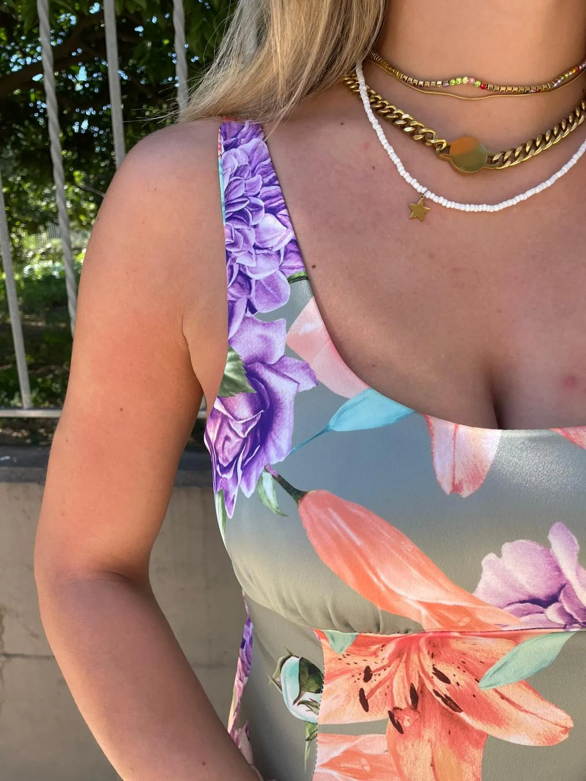 Vestito lungo a fiori con spacco