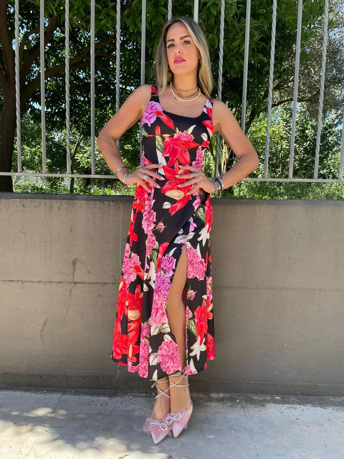 Vestito lungo a fiori con spacco
