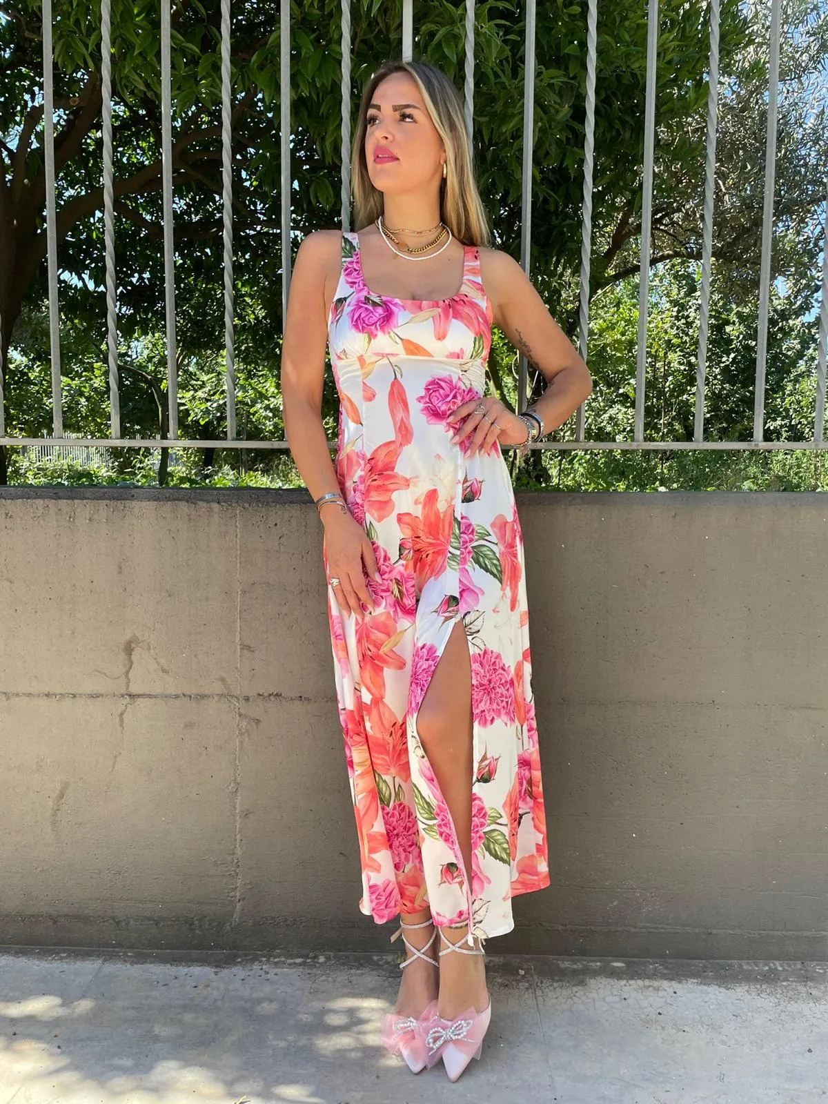 Vestito lungo a fiori con spacco