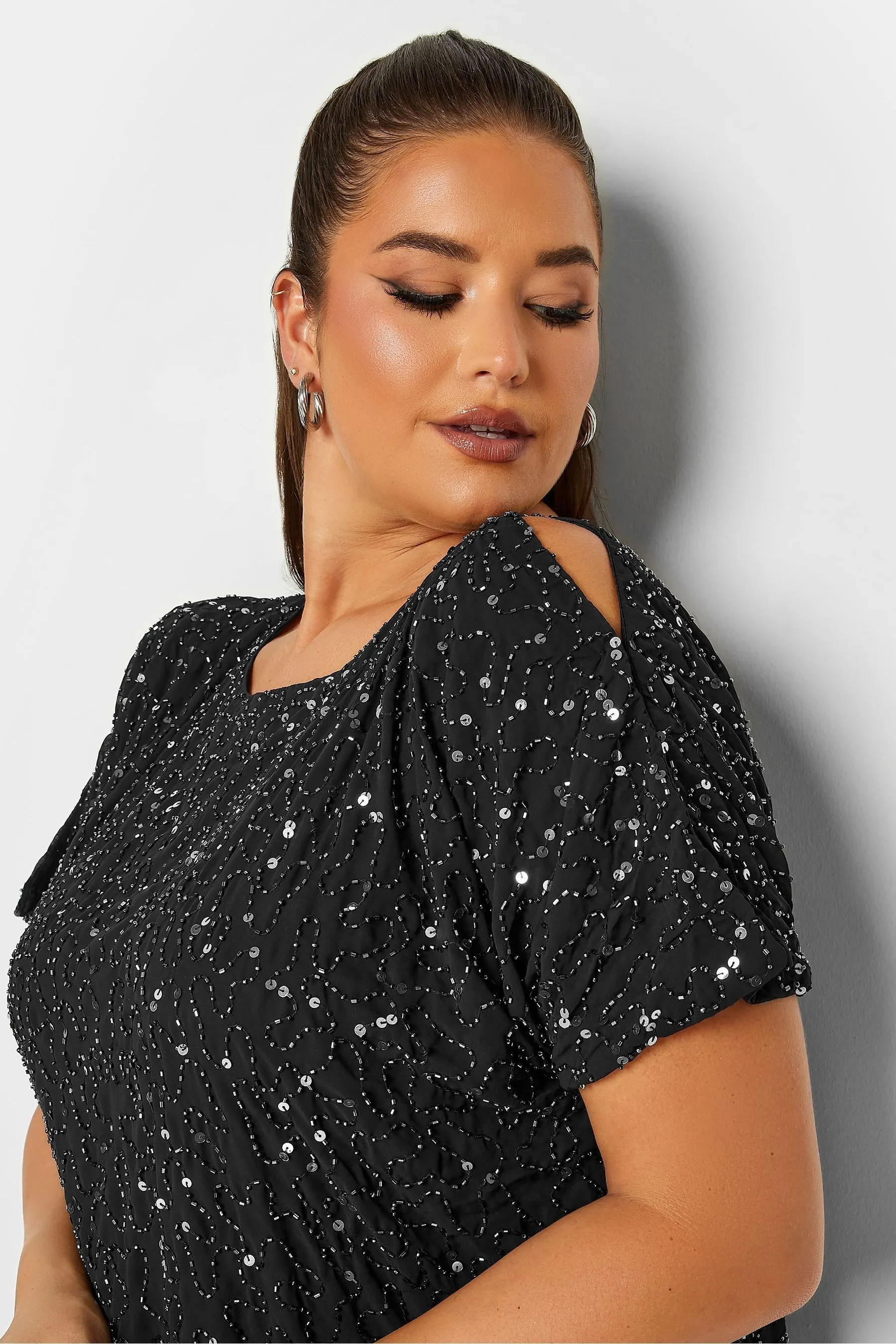 Yours Curve Luxe Paillettes - Abito a mantella decorato a mano con spalle scoperte